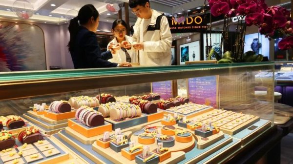 杨帆配资 一睁眼，金饰价格涨回千元！这波行情怎么走？