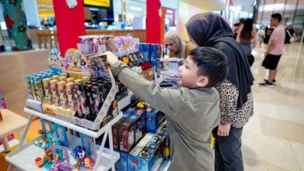 杨方配资 衢州夫妇卖卡牌，净赚44亿