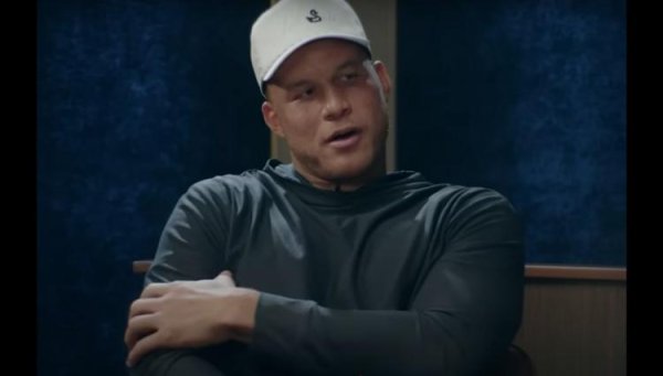 祥盛期权 格里芬：刚被选中时斯特林带我到派对上 和人们一起摸我腹肌