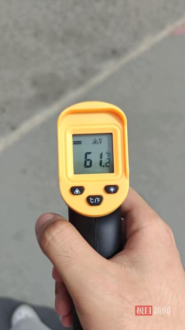 万宝配资 西安高温把柏油马路“晒化”了 市民奇招避暑